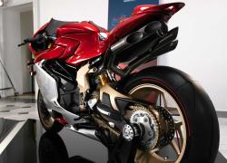 MV Agusta celebra il lusso e la velocità con la Superveloce 1000 al FuoriConcorso 2023
