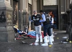 Clochard colpisce vigile urbano con una spranga nei pressi del Duomo di Napoli: agente spara 7 volte ferendolo a una gamba