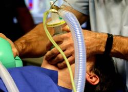 Covid, lo studio Usa che fa luce sui tanti morti: "Le cure hanno ucciso più del virus. L'intubazione ha prodotto polmoniti batteriche"