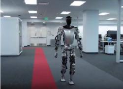 Elon Musk, Tesla Bot riesce a svolgere compiti sempre più impressionanti. Il miliardario pubblica un VIDEO dei suoi robot