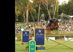 Sei barriere, a Roma trionfano l'italiano Bicocchi e l'inglese Whitaker. I loro cavalli Flinton e Green Grass raggiungono 1,95 metri - FOTO