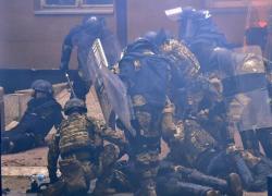 Kosovo, scontri a Zvecan tra manifestanti serbi e forze NATO. 11 italiani feriti tra i 41 militari di cui 3 gravi