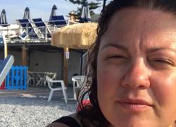 Elisabetta Condò, la prof accoltellata ad Abbiategrasso ha ricevuto 6 fendenti. Il marito: “Non riesce ancora a parlare. Quello studente si è rovinato la vita”