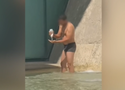 Fiumicino, un uomo si fa la doccia in mutande nella fontana dell'aeroporto Leonardo Da Vinci - VIDEO
