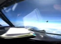 Aereo spia cinese J16 sfiora bombardiere RC-135 americano nei pressi di Taiwan. Manovra d'emergenza per evitare collisione - VIDEO