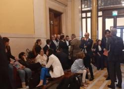 M5S occupa giunta per elezioni alla Camera, protesta contro nuovo sistema di conteggio delle schede nulle: “Favorisce cdx” - VIDEO