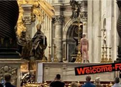 Vaticano, uomo nudo sull’altare di San Pietro per protesta contro la guerra in Ucraina: “Salvate i bimbi ucraini”