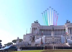 Festa della Repubblica, le Frecce Tricolori sorvolano l'Altare della Patria