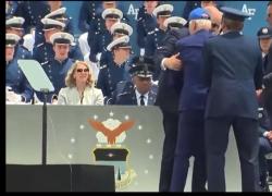 Joe Biden cade alla cerimonia dei cadetti in Colorado e Donald Trump vola nei sondaggi: “il presidente è troppo anziano” - VIDEO