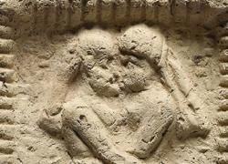 Un bacio lungo 4.500 anni. Scambiato in Mesopotamia, per gli studiosi è il primo della storia