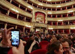 Milano, la Scala dei giovani: 1 spettatore su 3 ha meno di 35 anni. Il sovrintendente Meyer: “Dato sorprendente”