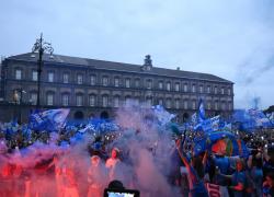 Napoli, tifoso morto per malore improvviso in piazza del Plebiscito durante la festa per lo scudetto
