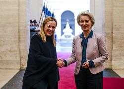 Meloni a Tunisi: “Grata alla Commissione europea, pronta a tornare qui con von der Leyen”. Suggellato l’amore con l’Ue