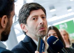 Speranza, finanziamenti da Federfarma e Farmaservizi: 30mila euro all'ex ministro della Salute, il web: "Enorme conflitto d'interessi"
