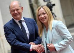 Migranti, Meloni incontra Scholz e prepara il viaggio in Tunisia con von der Leyen e Rutte. Da euro-scettica a “euro-premier”