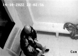 Verona, poliziotti arrestati: immagini choc delle violenze. Nei video risate e ironia sul pestaggio di Stefano Cucchi - GALLERY
