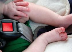 
Roma, bimba morta in auto: papà accusato di omicidio colposo. Non aveva installato il dispositivo antiabbandono
