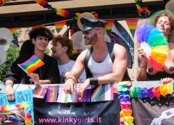 Gay Pride Roma 2023, alla parata delle polemiche Schlein in prima fila: "Giusto esserci". Ronzulli tuona: "I veri intolleranti sono in piazza"