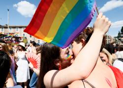 Parata Gay Pride Roma 2023: migliaia in corteo al motto di "Queeresistenza" fra maglie arcobaleno, parrucche scintillanti e glitter - VIDEO
