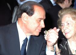 Silvio Berlusconi e il racconto di mamma Rosa Bossi, morta nel 2008: “Una volta mi disse, sappi che ho avuto una vita meravigliosa. A me questo basta e avanza”