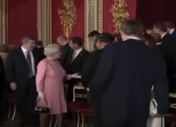 Quando la regina Elisabetta sgridò Berlusconi perché aveva urlato "Mr Obama" - VIDEO