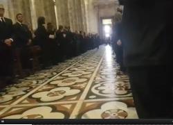Funerali Berlusconi, l'ingresso del feretro nel Duomo di Milano scortato dai Carabinieri in alta uniforme - VIDEO