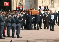 Funerali Berlusconi, la bara esce dal Duomo tra gli applausi. Meloni: "Grazie, ti renderemo orgoglioso"