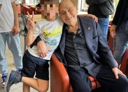 Berlusconi, le ultime FOTO con un piccolo fan durante una passeggiata nella sua Milano 2