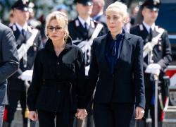 Funerali Silvio Berlusconi, la primogenita Marina e Marta Fascina mano nella mano. Le due già capofamiglia