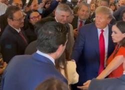 Donald Trump festeggia il suo compleanno in un ristorante di Miami: "Cibo per tutti, offro io" e poi va via senza pagare - VIDEO