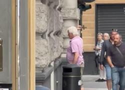 Rapallo, il bancomat “posseduto” gli trattiene la carta e lui lo colpisce con un grosso crocifisso – VIDEO
