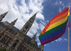 Austria, sventato attacco terrorista a Vienna prima della sfilata Gay Pride. Arrestati tre ragazzi di origine bosniaca e cecena
