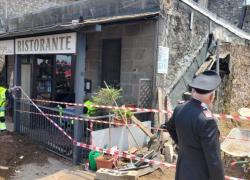Montefiascone , terrapieno crolla su ristorante: morto il titolare, ferito il cuoco. I soccorsi cercano altre vittime tra le macerie

