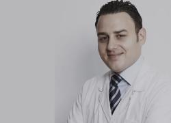 Malore improvviso per il medico Paolo Caparrè, morto a 42 anni di infarto mentre faceva il bagno al mare con il figlioletto