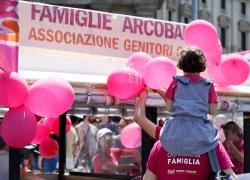 Figli coppie gay, Procura di Padova impugna 33 atti di nascita con due mamme: "Sono illegittimi"