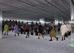 Milano Fashion Week: la sperimentazione di Prada sulla trasformazione della camicia 