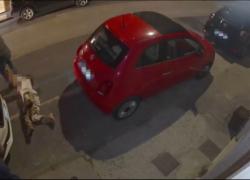 Viareggio, violento scippo contro un'anziana: scaraventata per terra e trascinata in strada, malvivente prende la borsa e fugge - VIDEO