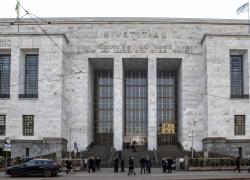 Maternità surrogata, il tribunale di Milano annulla l'atto di nascita del figlio di due papà, sì ai nati da due mamme