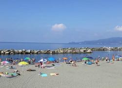 A Ferragosto montagne affollate e spiagge vuote: paradossi turistici e polemiche, tra prezzi stellari e overtourism