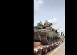 Wagner, il VIDEO dei carri armati caricati su camion per raggiungere velocemente Mosca. Attacchi aerei sull'autostrada M4 contro i mercenari