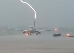 Fulmine colpisce aereo in Arkansas, l'impressionante VIDEO che arriva dagli Usa