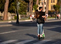 Nuove regole codice della strada 2023: patente sospesa per chi guida ubriaco, targa, assicurazione e casco per monopattini elettrici, tutte le novità - PDF