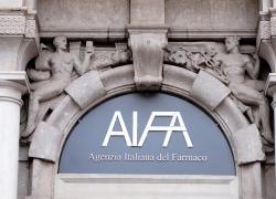 Aifa ammette: "Il vaccino Covid non previene il contagio", è ora di chiedere scusa agli italiani privati della libertà