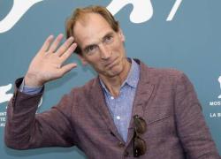 Julian Sands ritrovato, i resti umani nelle montagne della California sono i suoi: l'attore era scomparso 5 mesi fa durante un'escursione
