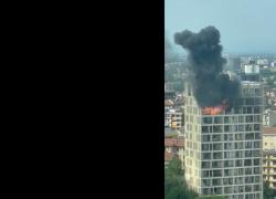 Milano, incendio di un palazzo in via Gallarate. In fiamme una delle Trilogy Towers, ultimi piani devastati - VIDEO