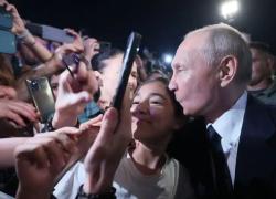 Putin, bagno di folla in Daghestan nella prima uscita pubblica dopo l'ammutinamento della Wagner - VIDEO