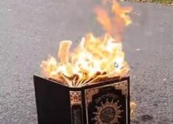 Svezia, rogo del Corano in pubblico fuori dalla moschea principale di Stoccolma autorizzato dalla polizia