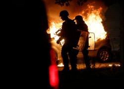 Rivolte in Francia, 994 arresti non fermano la violenza, l’attacco di Macron ai social media e l’appello ai genitori: “Tenete i figli a casa”