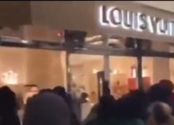 Francia, è guerra civile, il VIDEO dei saccheggi nei negozi di Louis Vuitton, Yamaha Motor, supermercati e farmacie 