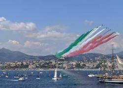 Amerigo Vespucci, partito da Genova il viaggio di 20 mesi: salutata da Frecce Tricolori e Folgore. Crosetto: "Ambasciatrice del Made in Italy" - VIDEO